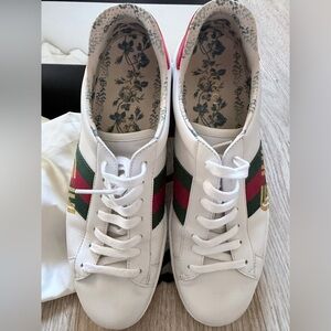 Gucci White Sneakers with Green and Red Stripes